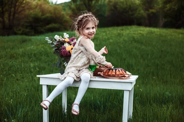 Little baby girl eats chocolate cake — Stock Photo, Image