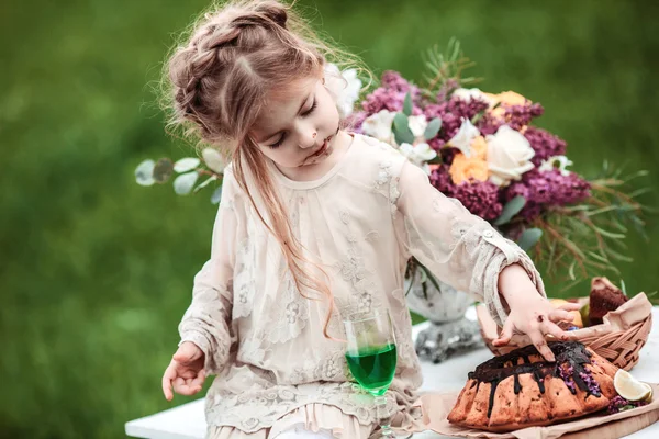 Bambina mangia torta al cioccolato — Foto Stock