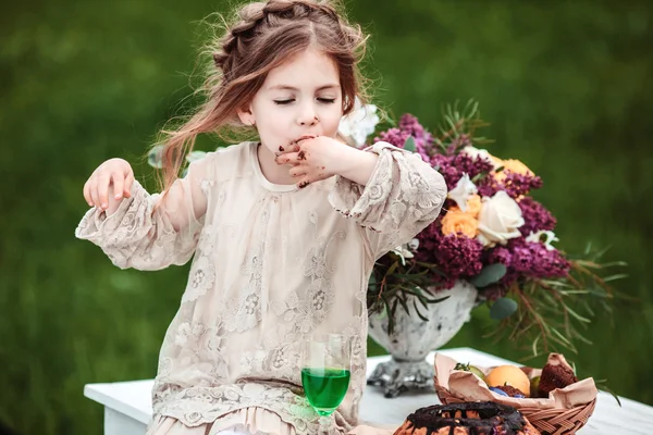 Pequena menina come bolo de chocolate — Fotografia de Stock