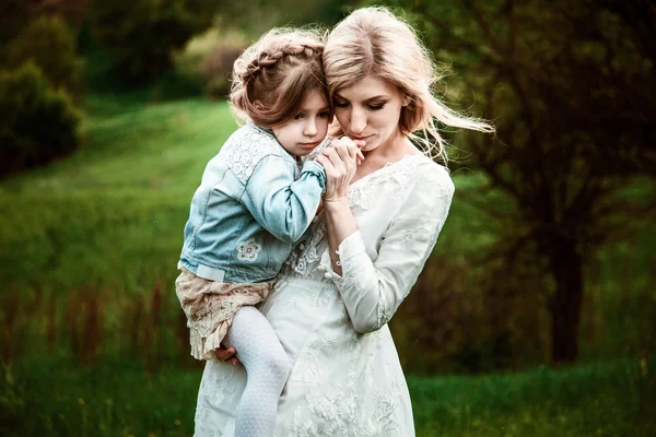 Una madre y un niño en la naturaleza — Foto de Stock
