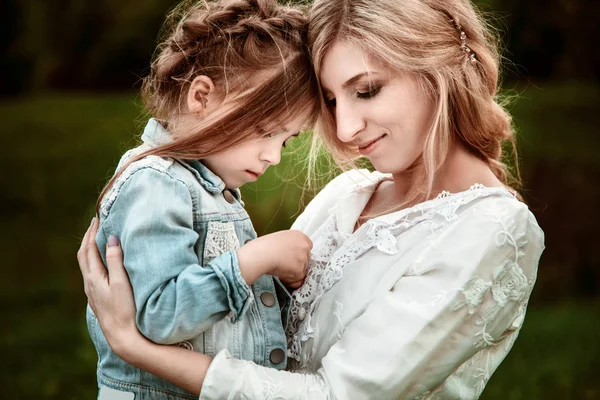 Una madre y un niño en la naturaleza — Foto de Stock