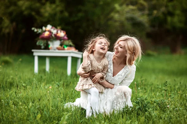 Eine Mutter und ein Kind spielen — Stockfoto