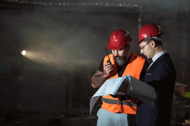 Takım elbise ve kask ve foreman Builder mimar