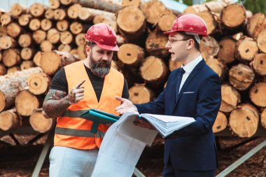 Yönetmen takım elbise ve kask ve işçi 