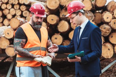 Yönetmen takım elbise ve kask ve işçi 