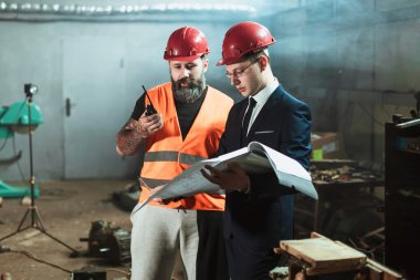 Takım elbise ve kask ve foreman Builder mimar