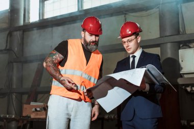 Takım elbise ve kask ve foreman Builder mimar