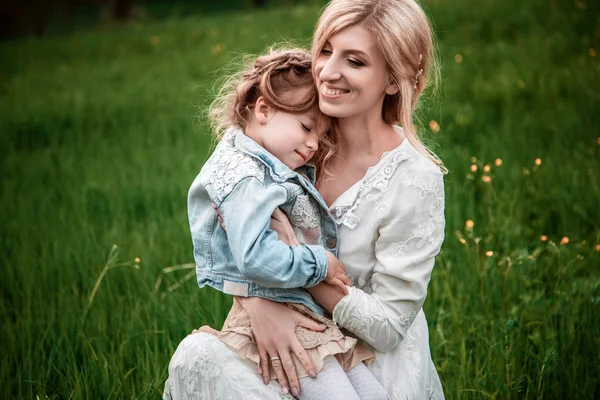 Una madre y un niño abrazándose — Foto de Stock