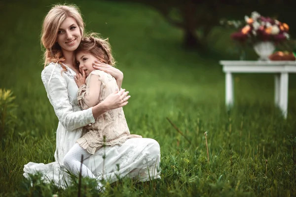 Una madre y un niño abrazándose —  Fotos de Stock