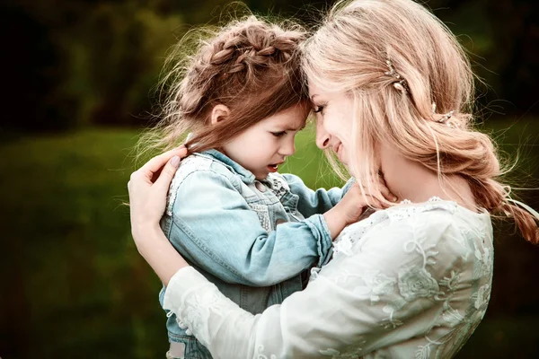Een moeder en kind knuffelen — Stockfoto