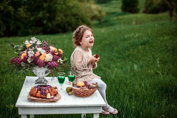Piccola bambina in natura a un picnic — Foto Stock