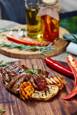 Güzel kızarmış bıldırcın