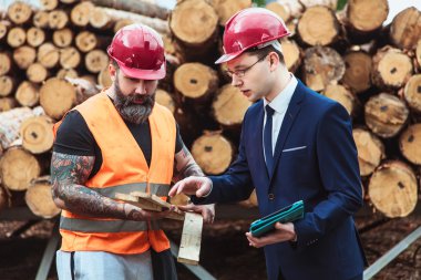 Yönetmen takım elbise ve kask ve tulum işçi