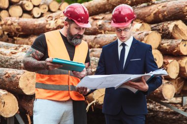 Yönetmen takım elbise ve kask ve tulum işçi