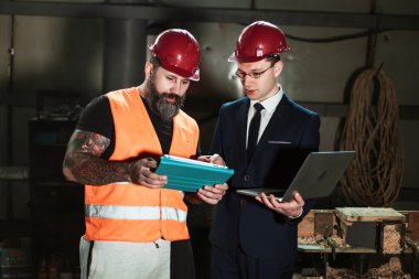 Yönetmen takım elbise ve kask ve tulum işçi