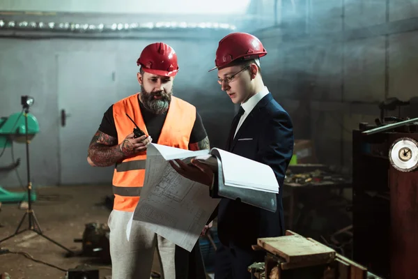 Yönetmen takım elbise ve kask ve tulum işçi