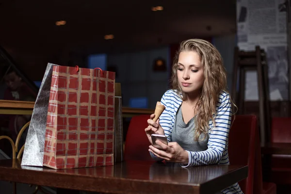 Moda Shopping Lady Retrato. Mulher beleza com sacos de compras no shopping Imagem De Stock