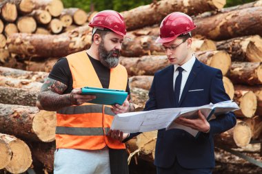 Yönetmen takım elbise ve kask ve tulum işçi