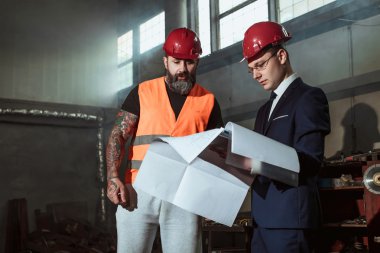 Yönetmen takım elbise ve kask ve tulum işçi