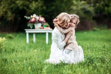 Bir anne ve çocuk doğada