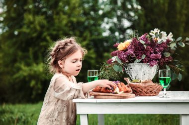 Küçük bebeğim bir piknik doğada çikolatalı kek yiyor
