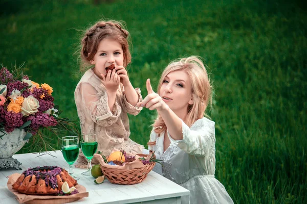 Una madre y un niño en la naturaleza —  Fotos de Stock