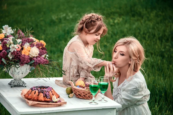 Una madre y un niño en la naturaleza —  Fotos de Stock