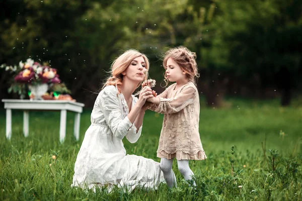 Una madre y un niño en la naturaleza — Foto de Stock