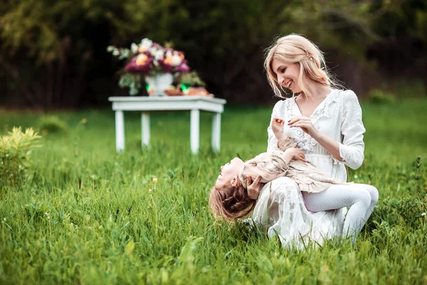 Matka a dítě v přírodě — Stock fotografie