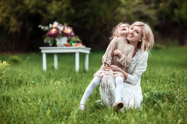 Una madre y un niño en la naturaleza — Foto de Stock