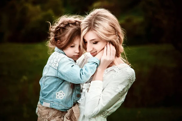 A mother and child in nature — Stock Photo, Image