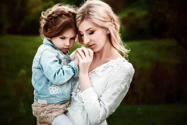 Una madre y un niño en la naturaleza — Foto de Stock