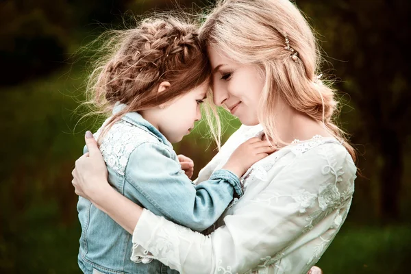 Uma mãe e um filho na natureza — Fotografia de Stock