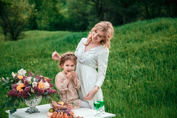 Una madre y un niño en la naturaleza —  Fotos de Stock