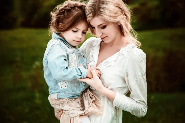 A mother and child in nature — Stock Photo, Image