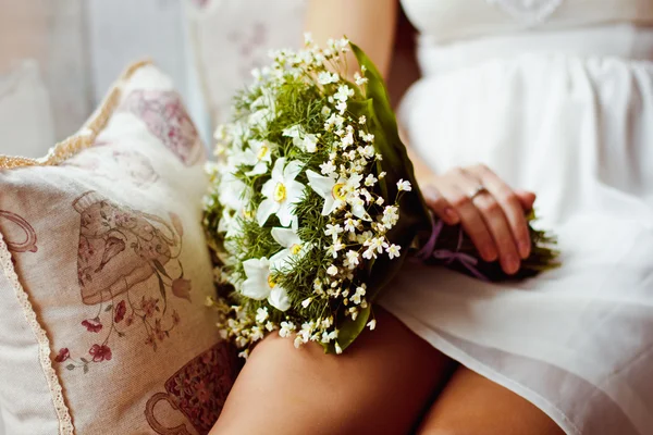 Mooie en originele boeket van bloemen — Stockfoto