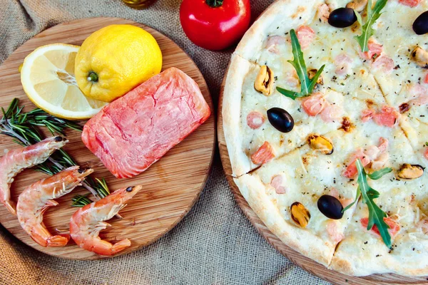 Pizza grande sabrosa —  Fotos de Stock