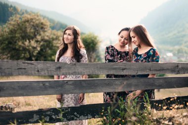 Uzun elbiseler güzel kızlar doğada yürüyüş 