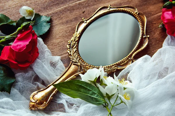 Красивое винтажное зеркало — стоковое фото