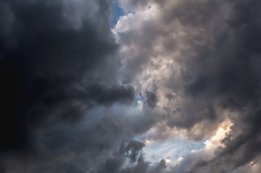 Güzel fırtına gökyüzü kara bulutlar ile kıyamet 