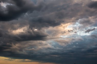 Güzel fırtına gökyüzü kara bulutlar ile kıyamet 