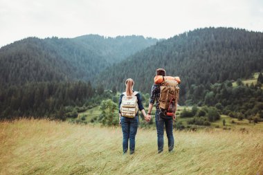 Bir kaç yürüyüşçü sırt çantaları ile Hiking