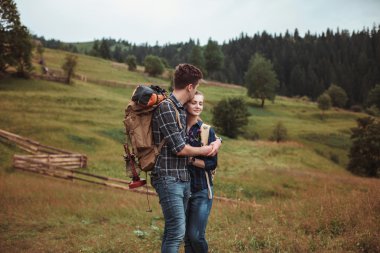 Bir kaç yürüyüşçü sırt çantaları ile Hiking