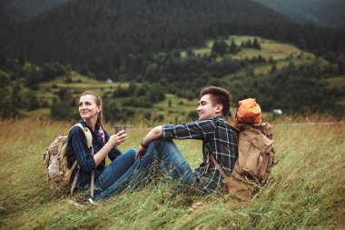 Bir kaç yürüyüşçü sırt çantaları ile Hiking