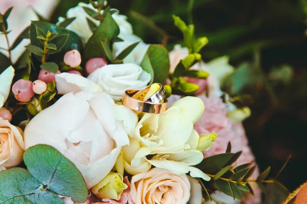 Hermoso anillo de compromiso con malvaviscos y galletas — Foto de Stock