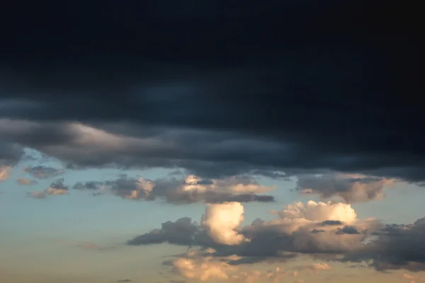 Céu de tempestade bonita com nuvens escuras, apocalipse — Fotografia de Stock