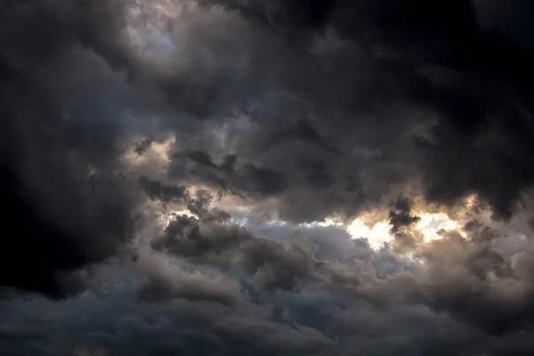 Hermoso cielo de tormenta con nubes oscuras, apocalipsis —  Fotos de Stock