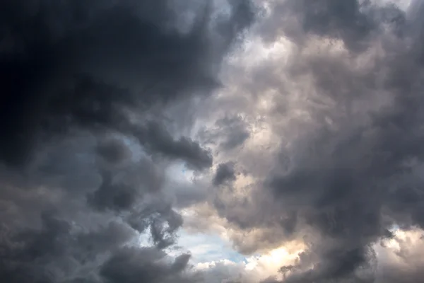 Schöner Gewitterhimmel mit dunklen Wolken, Apokalypse — Stockfoto