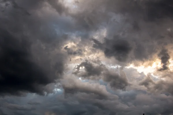 Schöner Gewitterhimmel mit dunklen Wolken, Apokalypse — Stockfoto