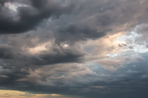 Céu de tempestade bonita com nuvens escuras, apocalipse — Fotografia de Stock